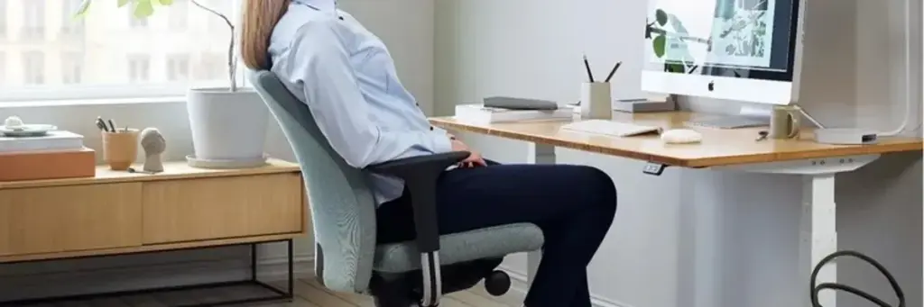 Menata Meja Kerja dengan Benar untuk Mengurangi Tekanan pada Punggung